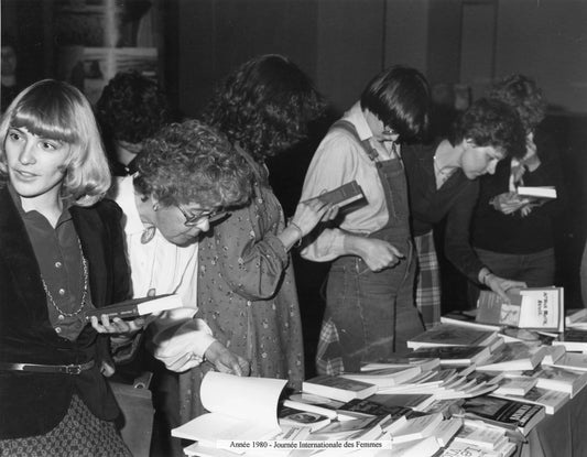 Femmes assistant à la Journée internationale des femmes