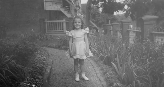 Norma Rivard dans une allée