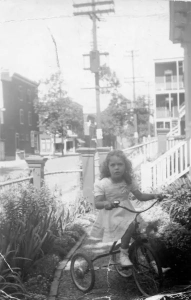 Norma Rivard dans une allée en tricycle