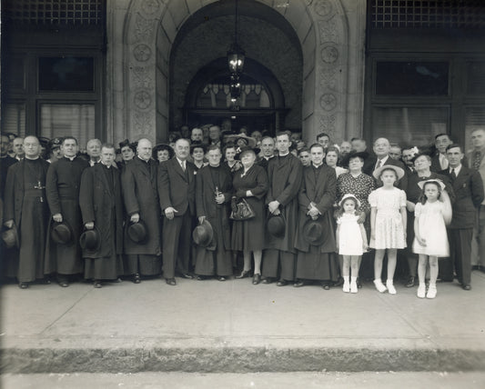 Religieux et famille réunis à la sortie de la gare Bonaventure