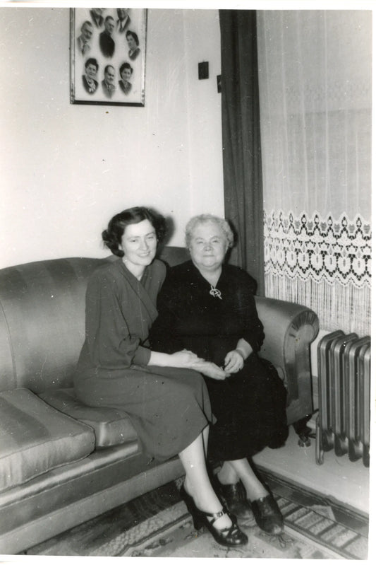 Mère et fille sur un divan