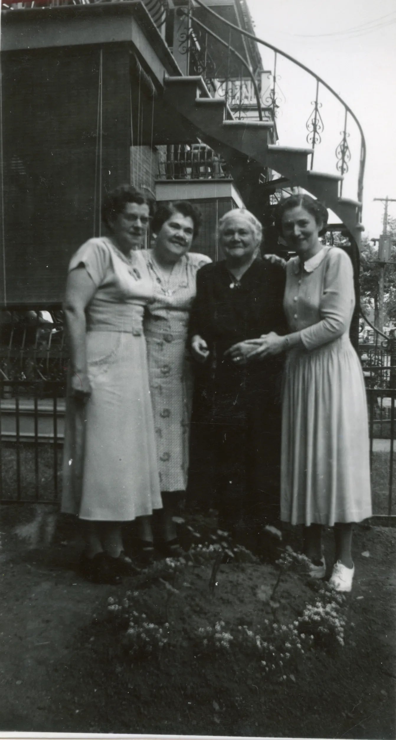 Les soeurs Charbonneau et leur mère