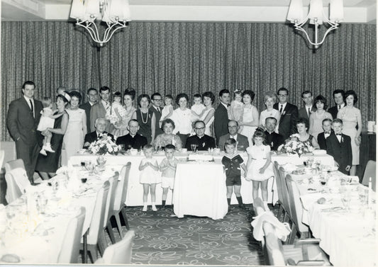 Famille Charbonneau dans une salle de réception