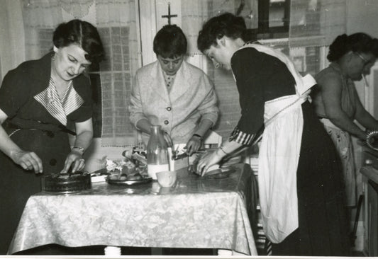 Yolande Riel et ses tantes à la cuisine