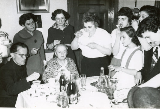 La famille entoure Adélina