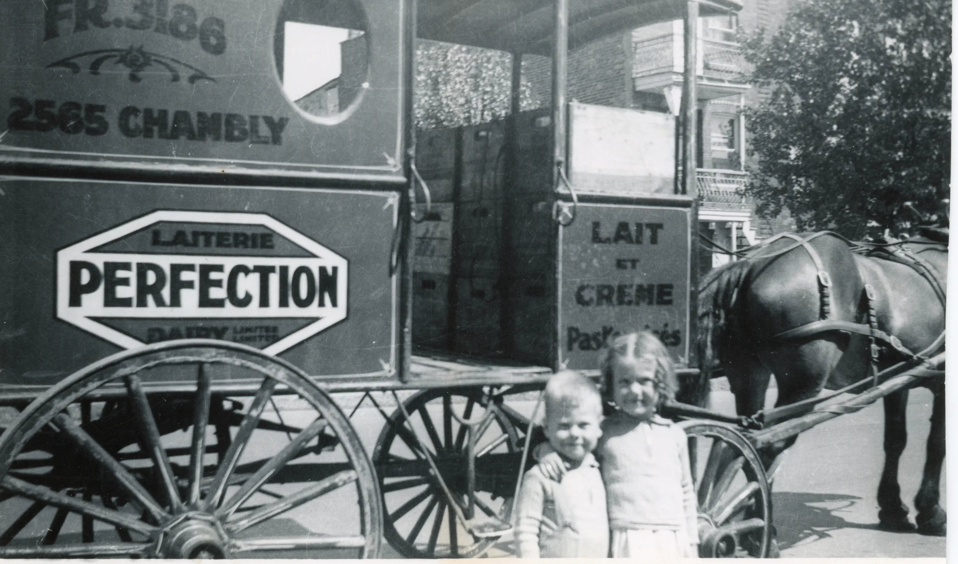 Pierre Riel Enfants devant une voiture de livraison – Atelier d'histoire MHM