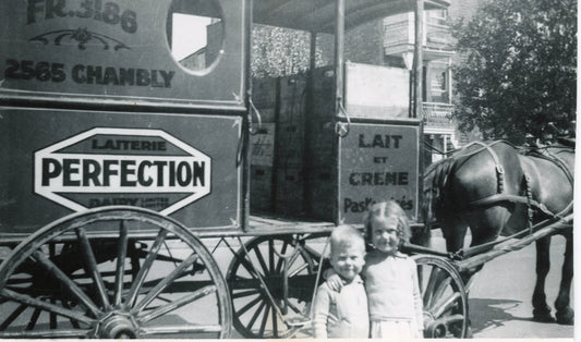 Enfants devant une voiture de livraison