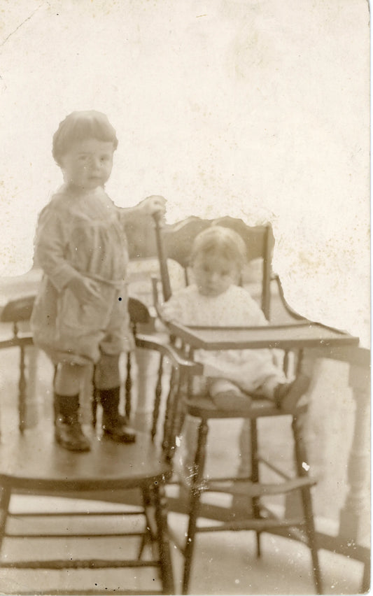 Bambins sur des chaises