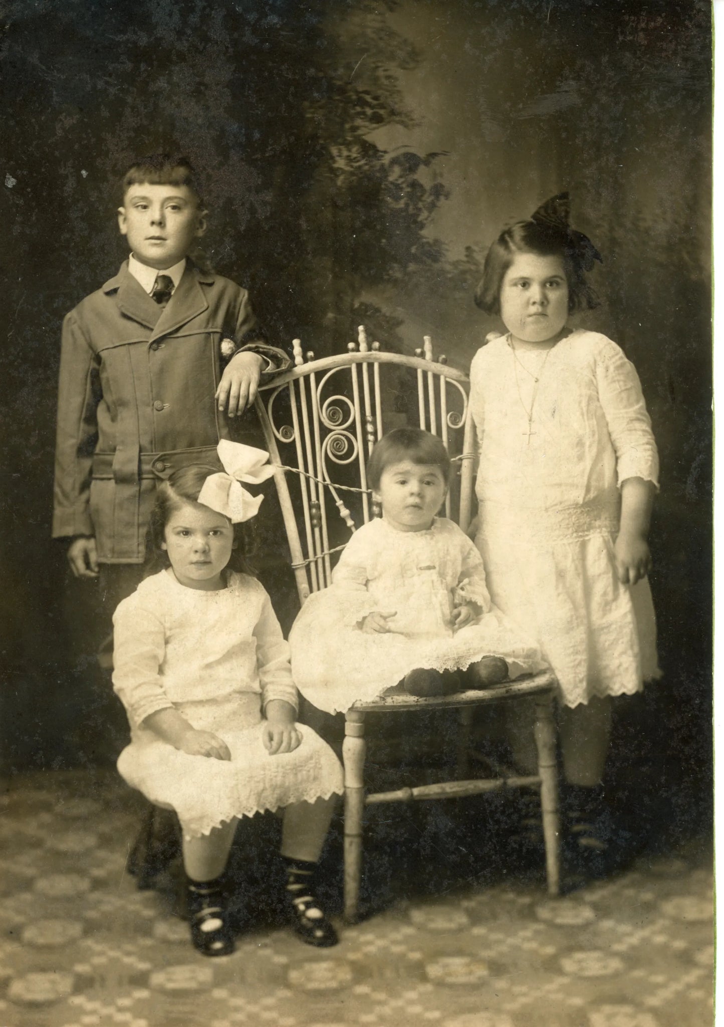 Quatre enfants Charbonneau en 1916