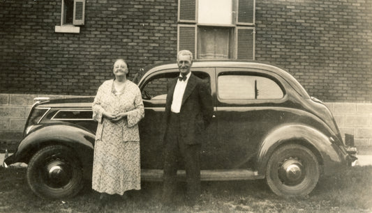 Celina Brouillette et Octave Lespérance devant une voiture