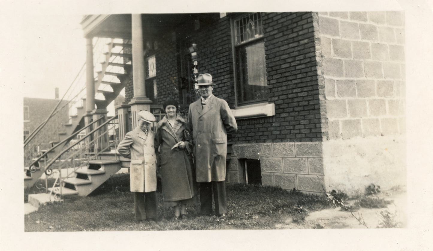 Famille devant le 3000 Louis-Veuillot