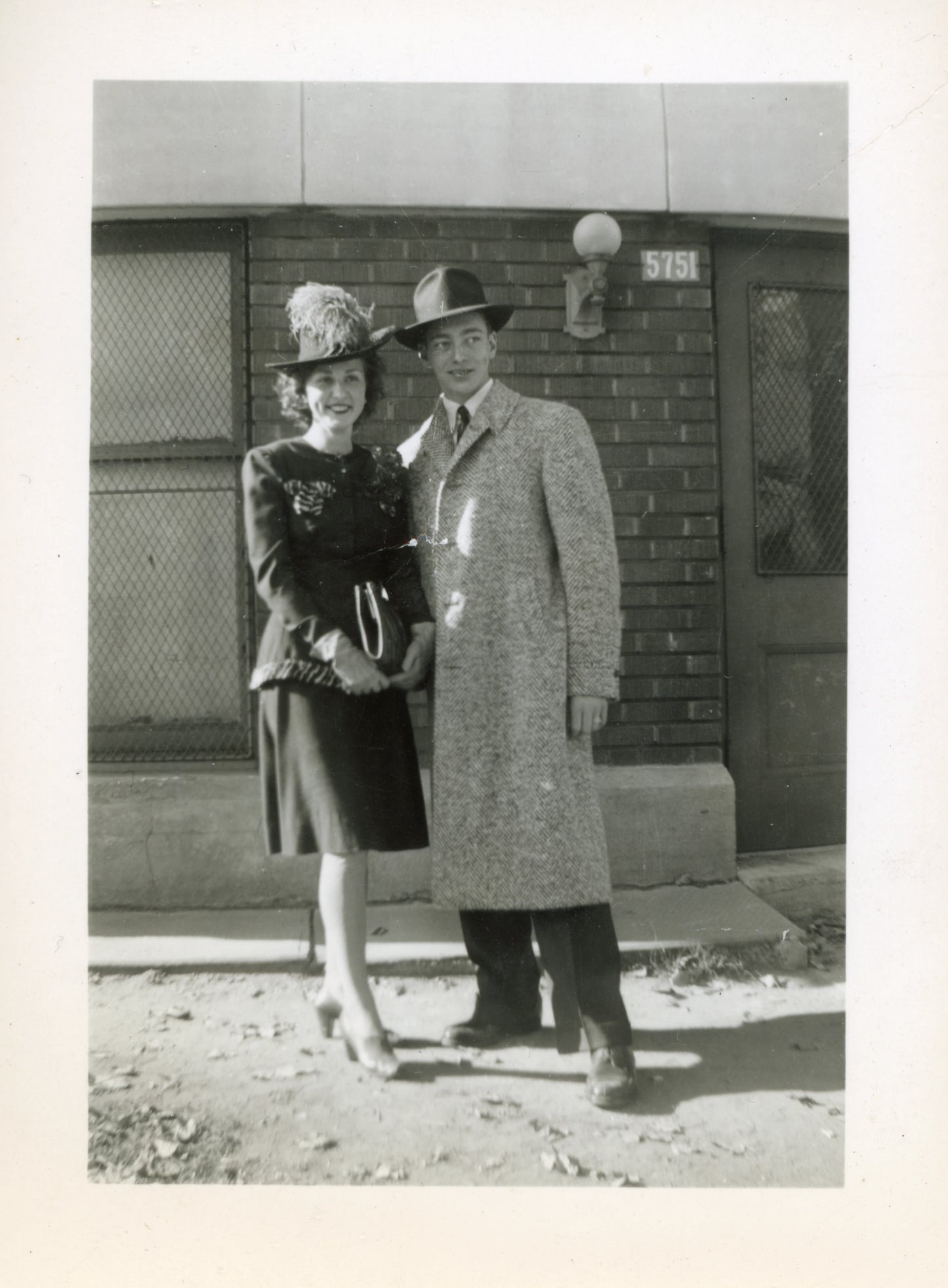 Un couple devant la salle paroissiale de l'église Notre-Dame-des-Victoires