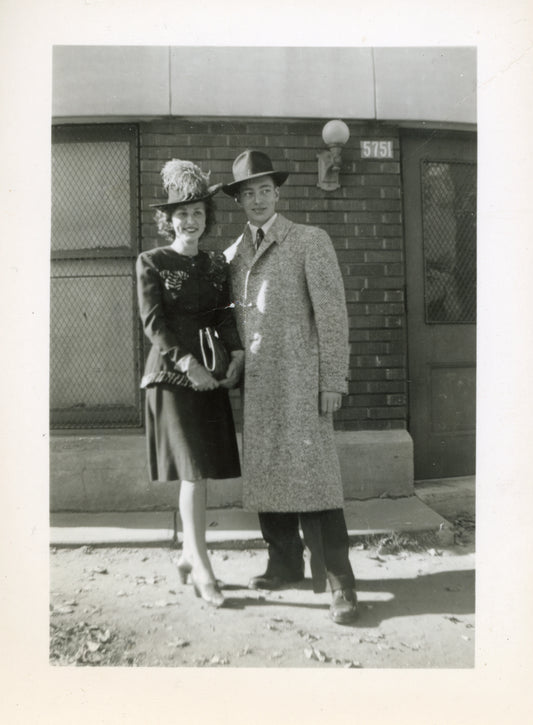 Un couple devant la salle paroissiale de l'église Notre-Dame-des-Victoires