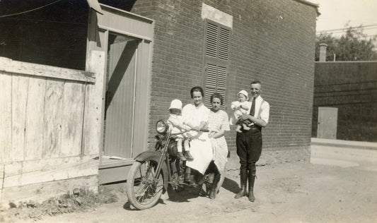 Une famille sur une moto