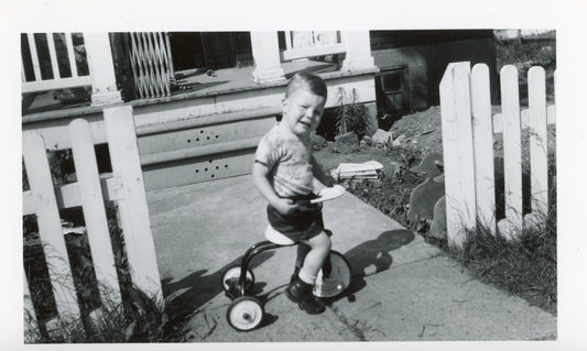 Un enfant sur son tricycle