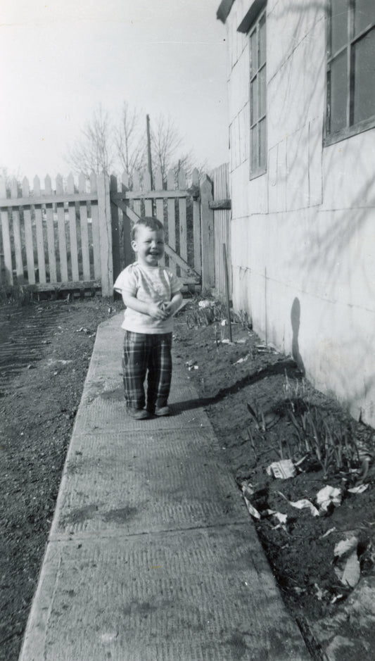 Enfant dans une cour