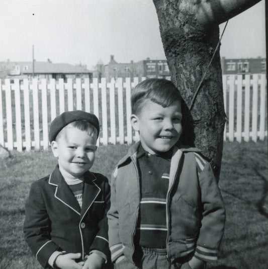 Enfants dans une cour