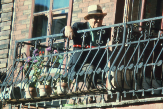 Homme sur son balcon