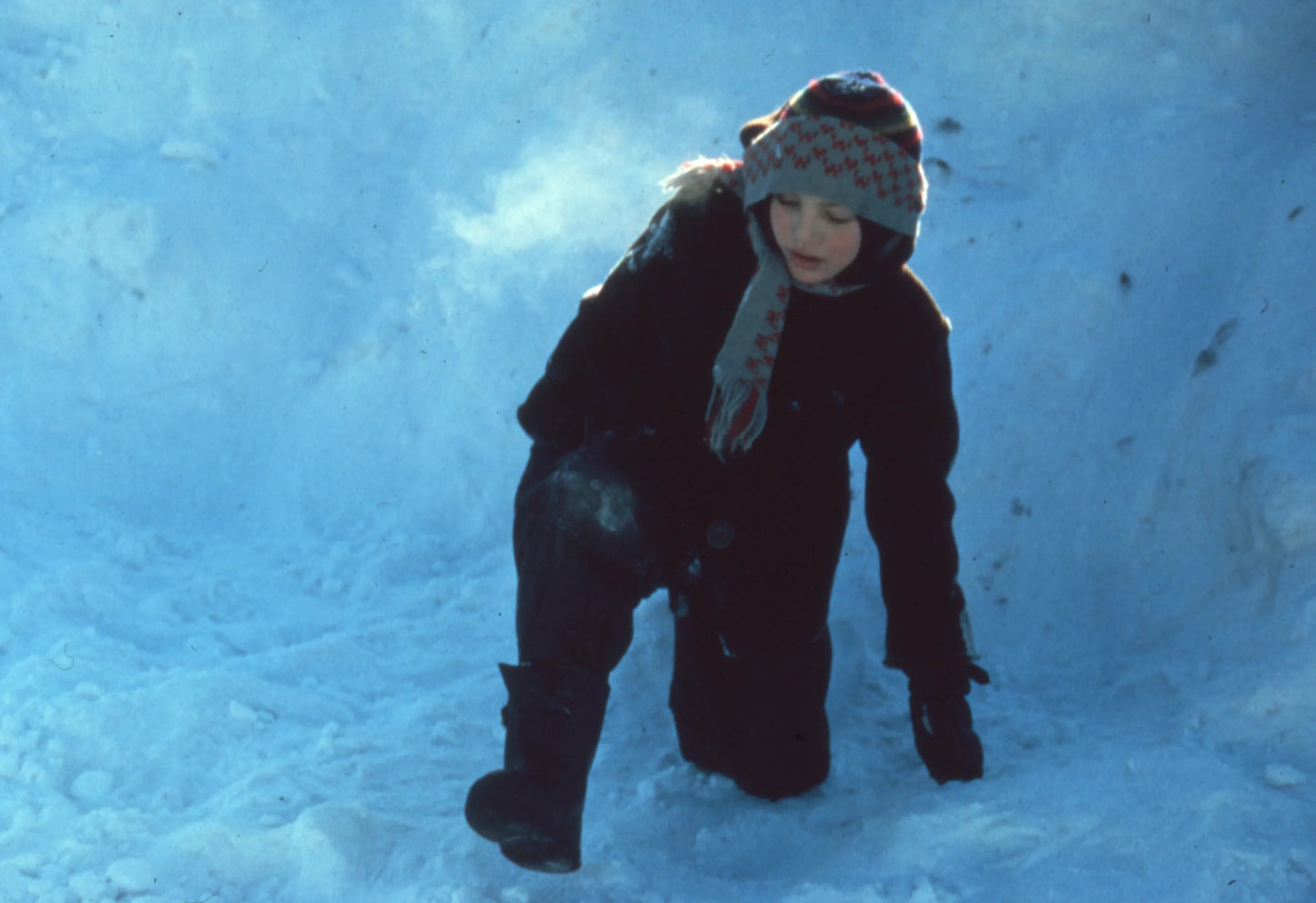 Enfant jouant dans la neige