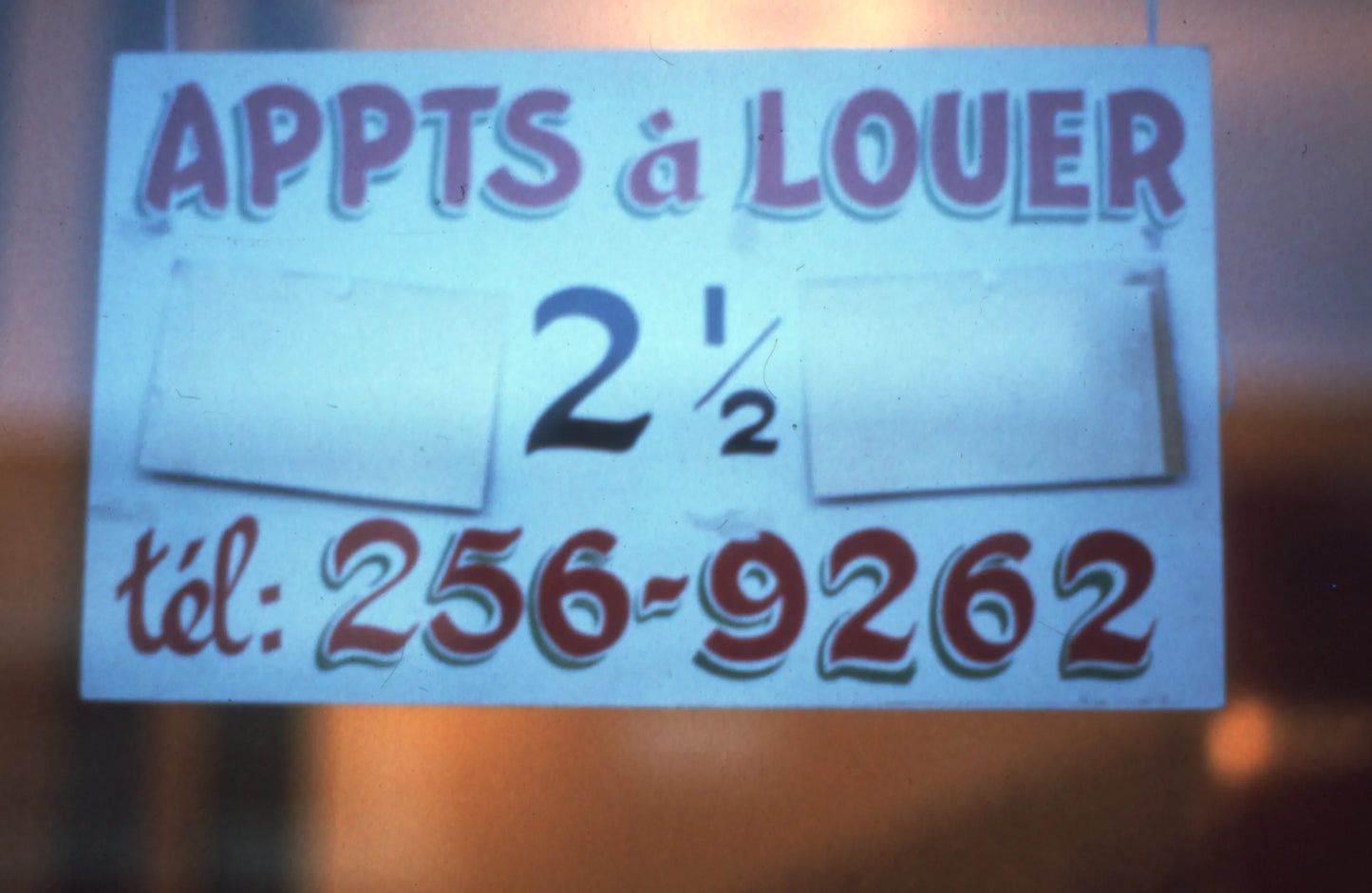 Affiche dans une vitrine