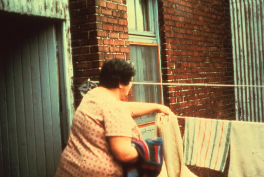 Femme étendant son linge