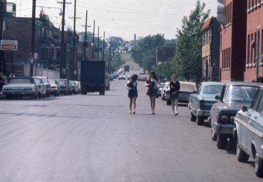 Étudiantes sur l'avenue Letourneux