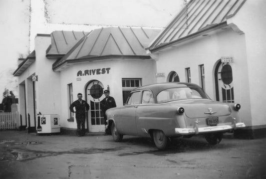 Père et fils devant le garage A. Rivest