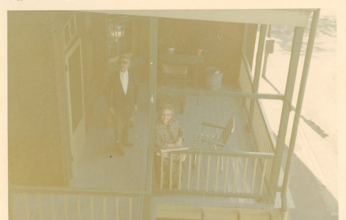 Rose et Pacifique Masson sur leur balcon