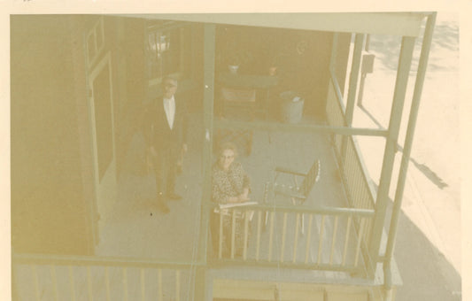 Rose et Pacifique Masson sur leur balcon