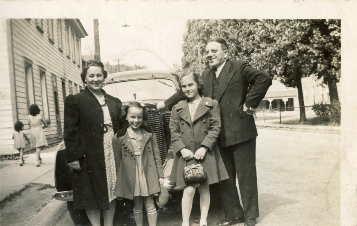 Famille Masson devant une voiture