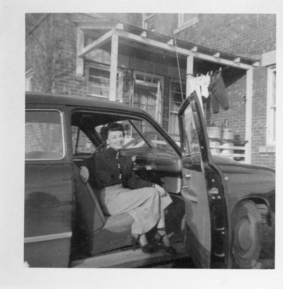 Noella dans une voiture