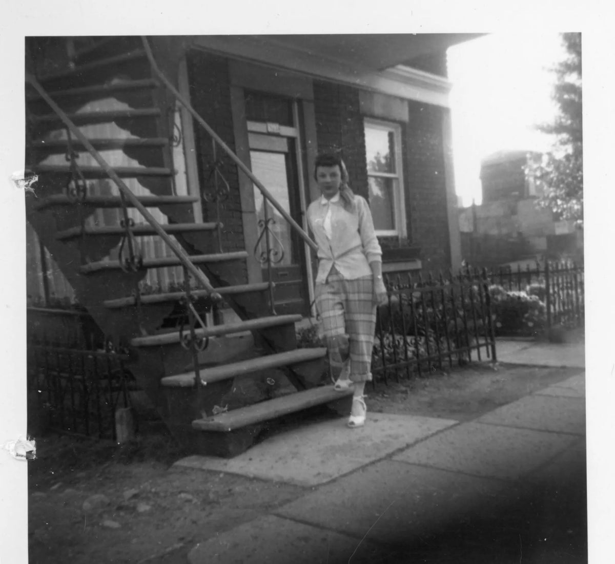 Noella devant sa maison à Villeray