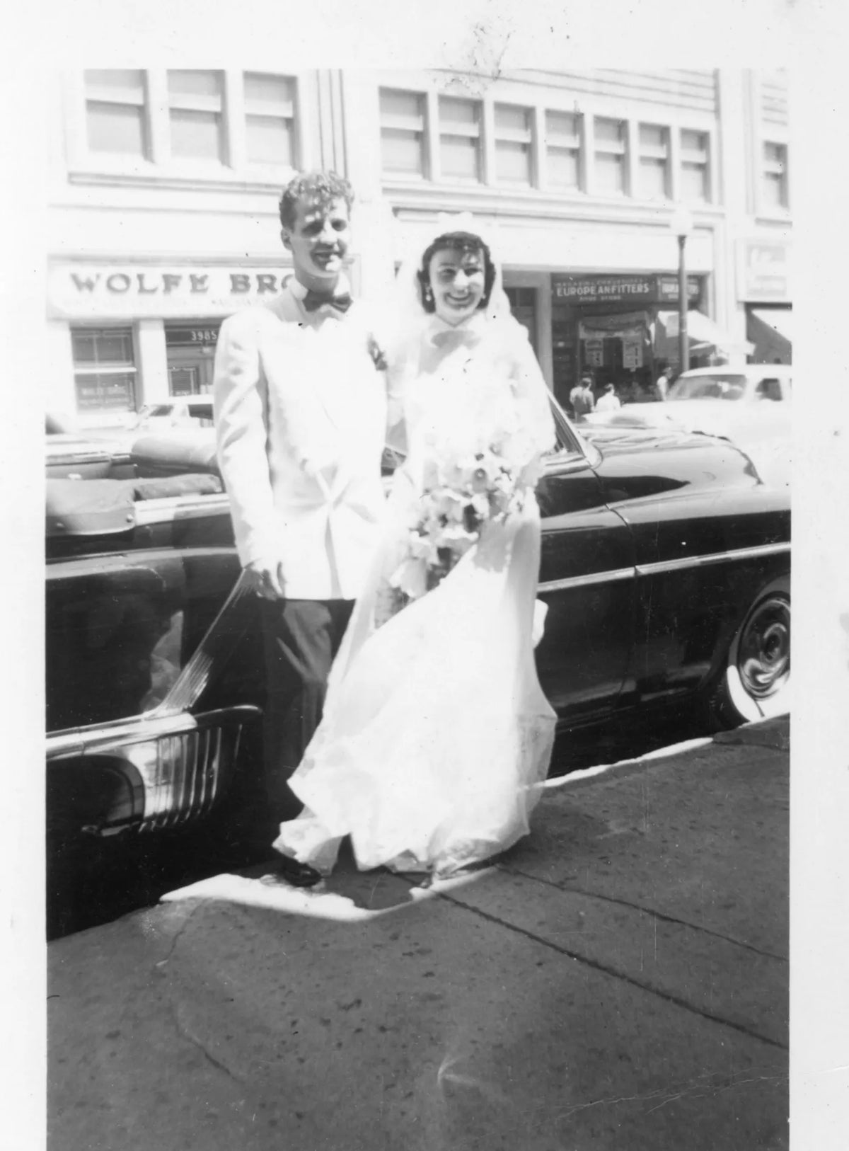 Tony et Noella devant le Cooper Building