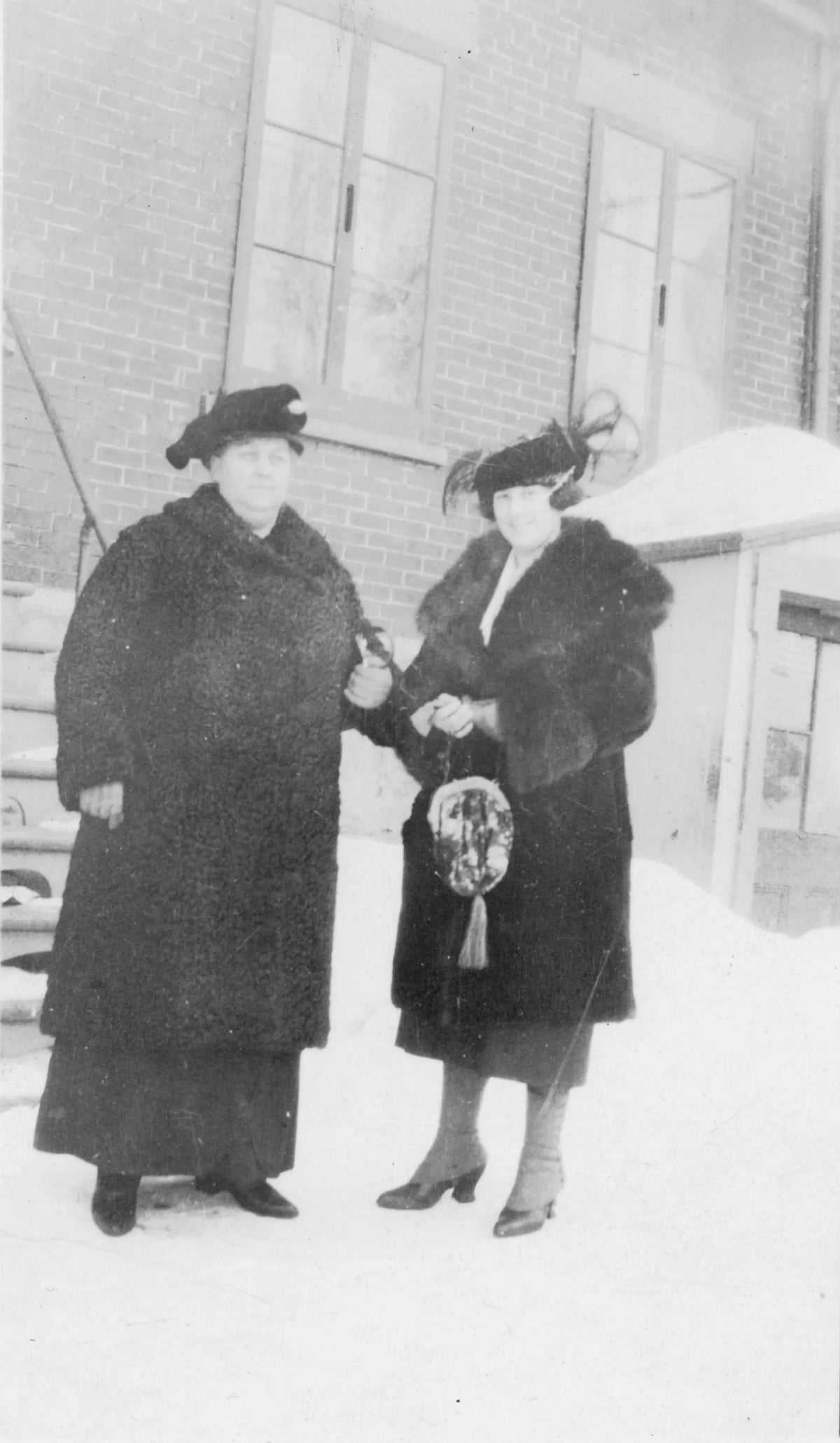 Mère et fille en manteau d'hiver