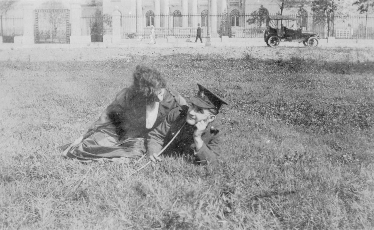 Couple devant le Château Dufresne