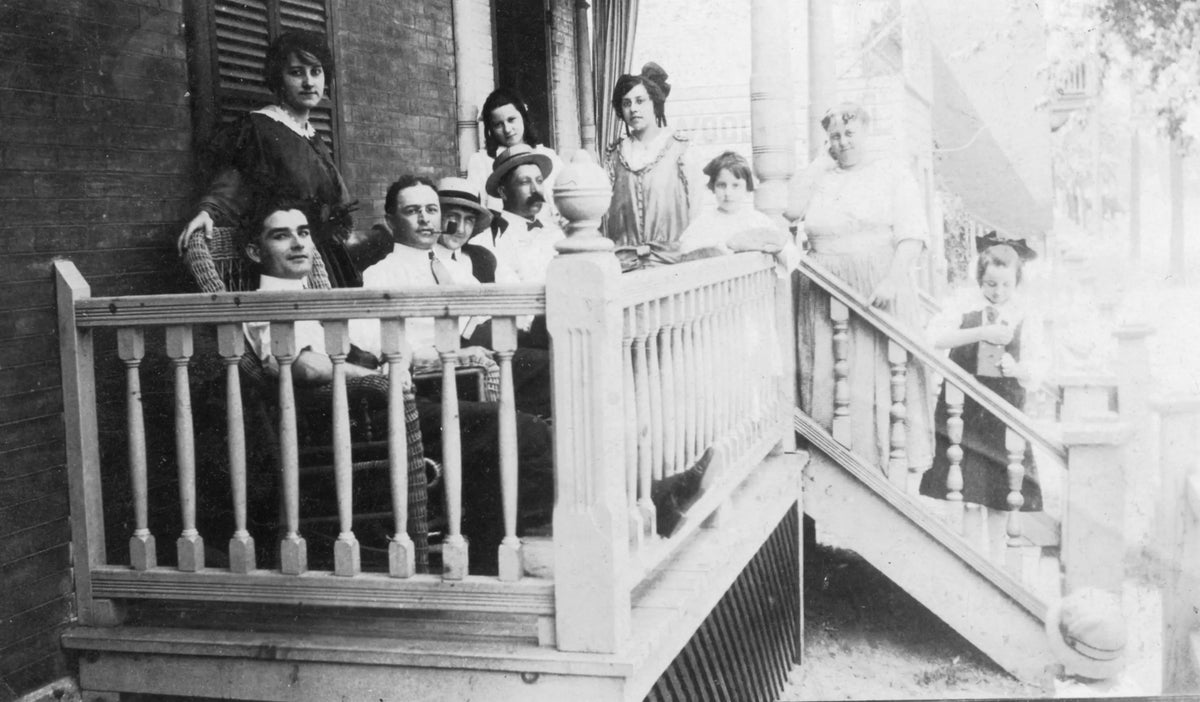 Famille Chassé sur leur balcon