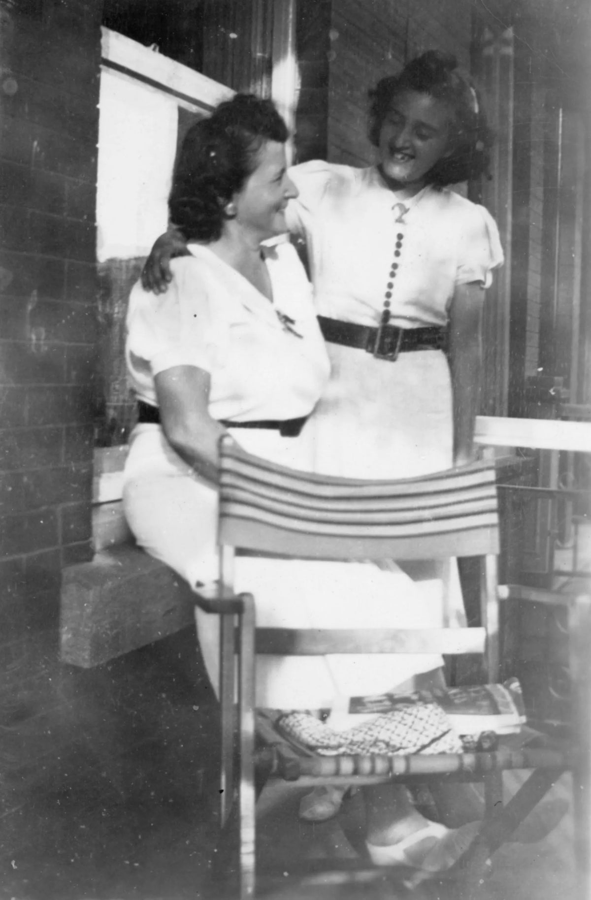 Mère et fille sur la galerie