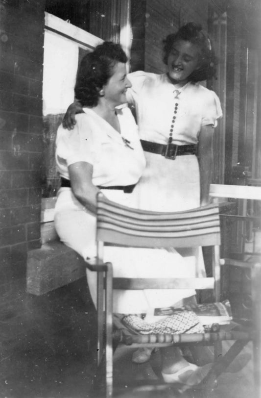 Mère et fille sur la galerie