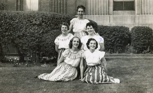 Jeunes femmes membres du Choeur Lavallée-Smith