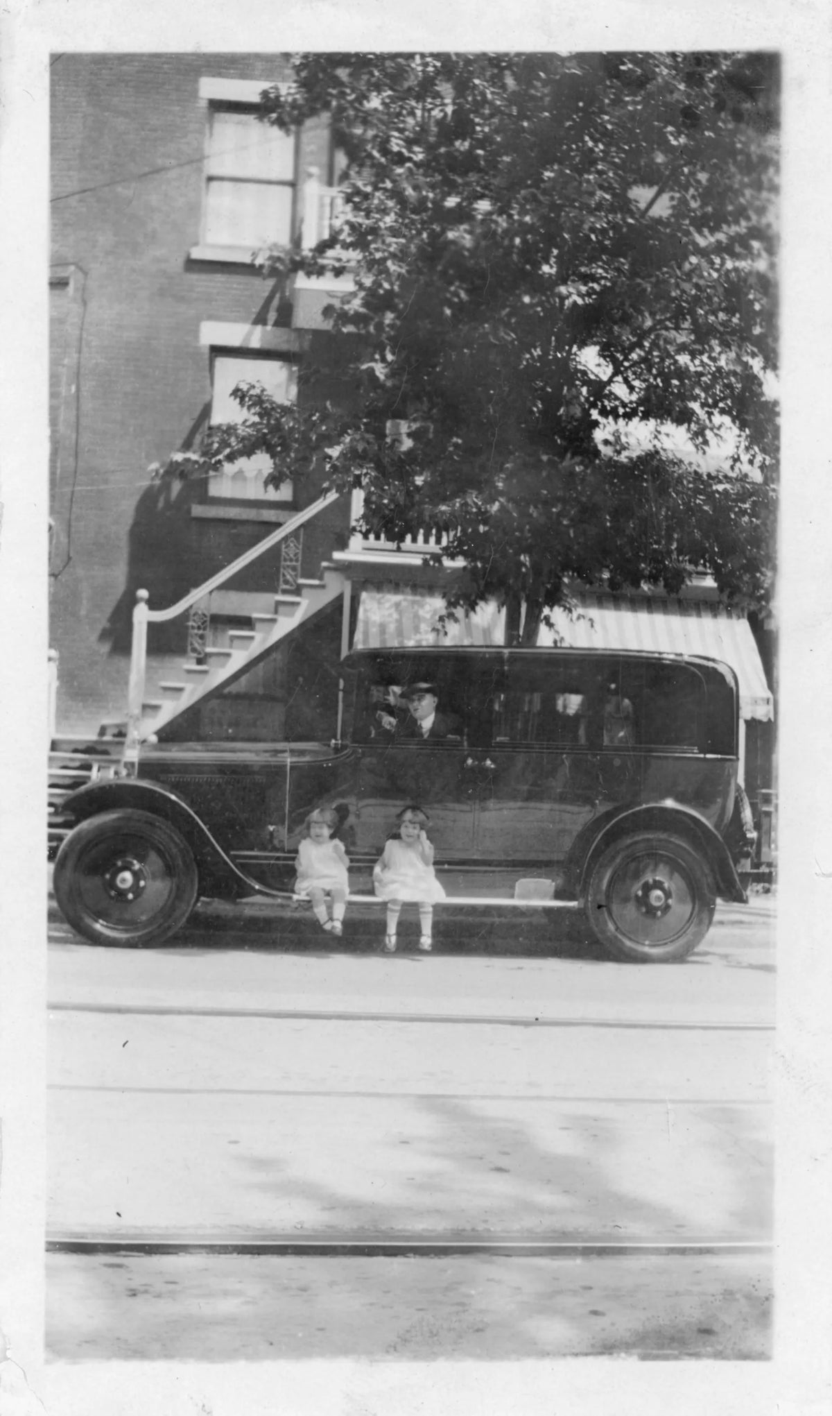 Père dans sa voiture