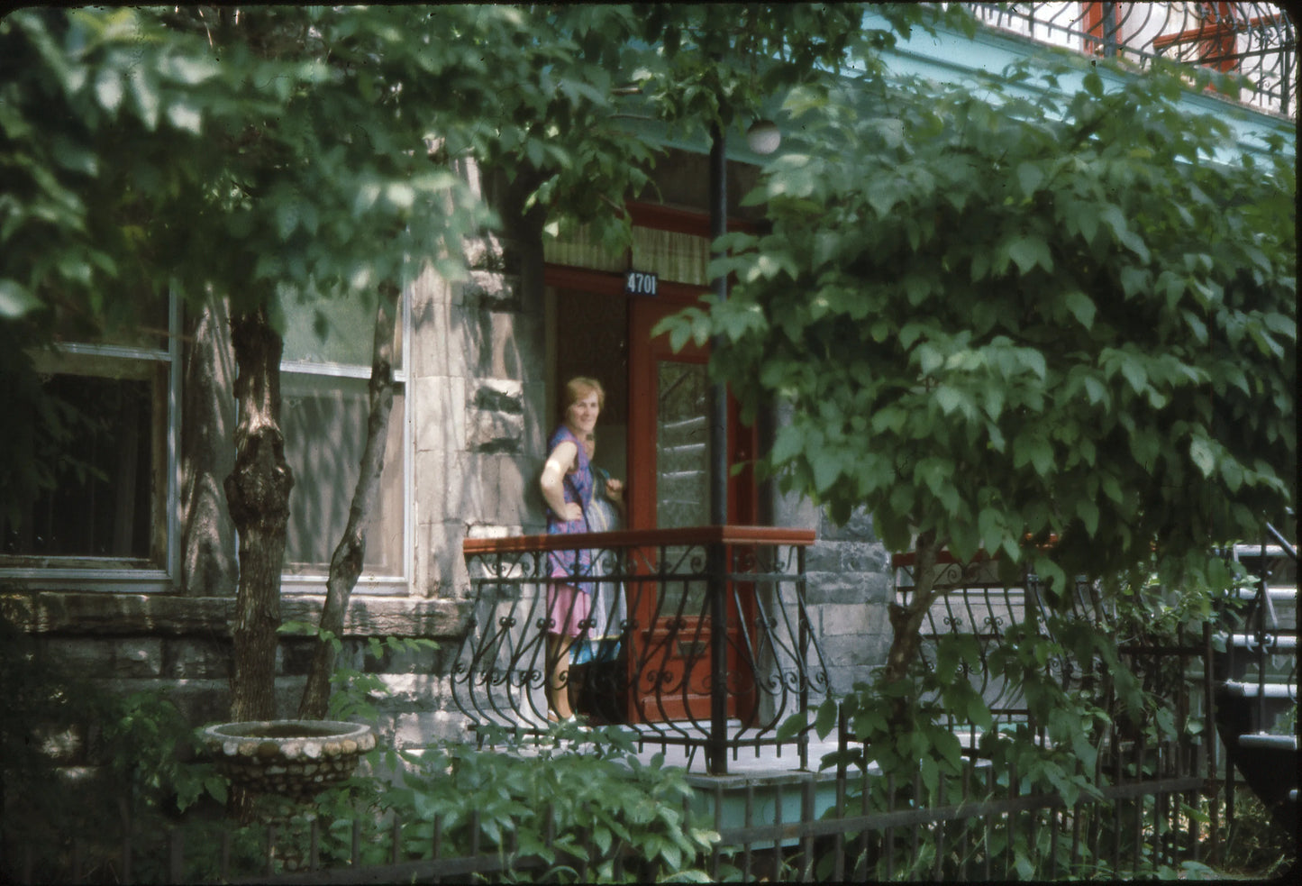 Dame sur son balcon 4701 Adam