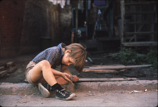 Enfant dans une ruelle