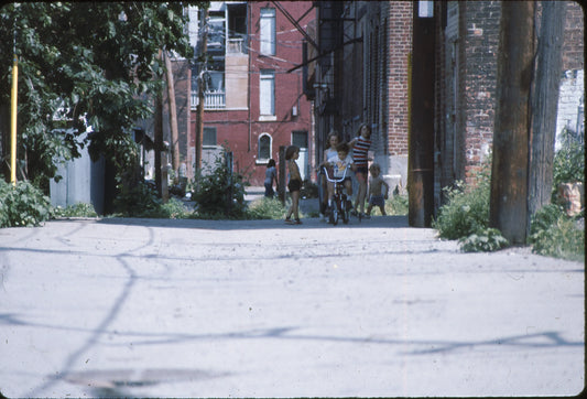 Enfants dans une ruelle