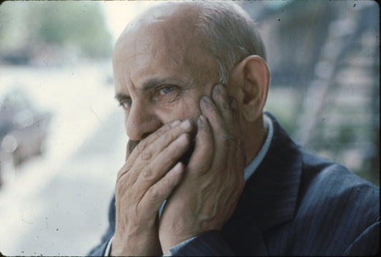 Homme jouant de l’harmonica