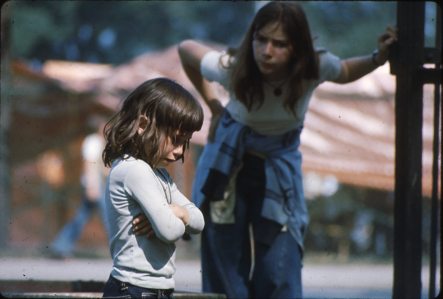 Petite fille se faisant gronder par sa mère