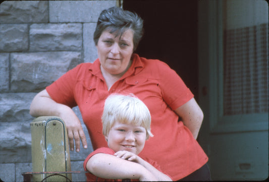 La mère et son enfant sur le balcon