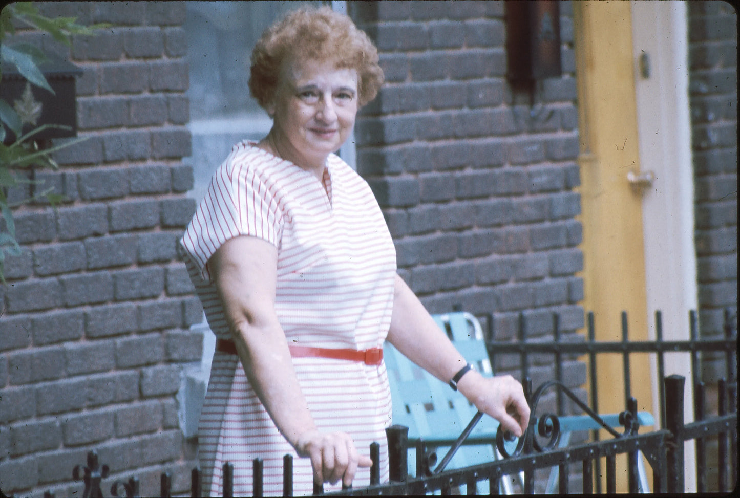 Madame devant sa demeure