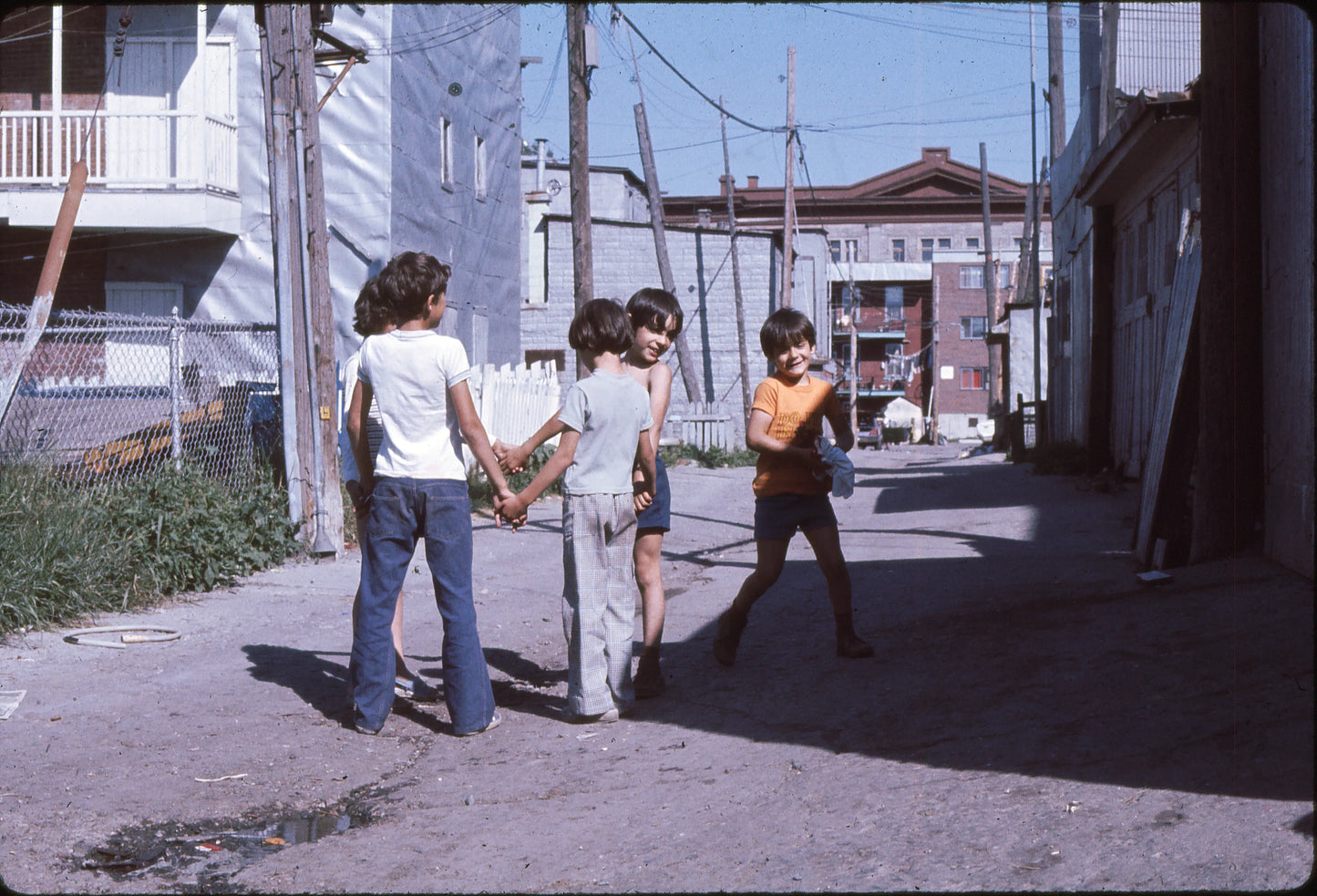 Enfants jouant dans la ruelle