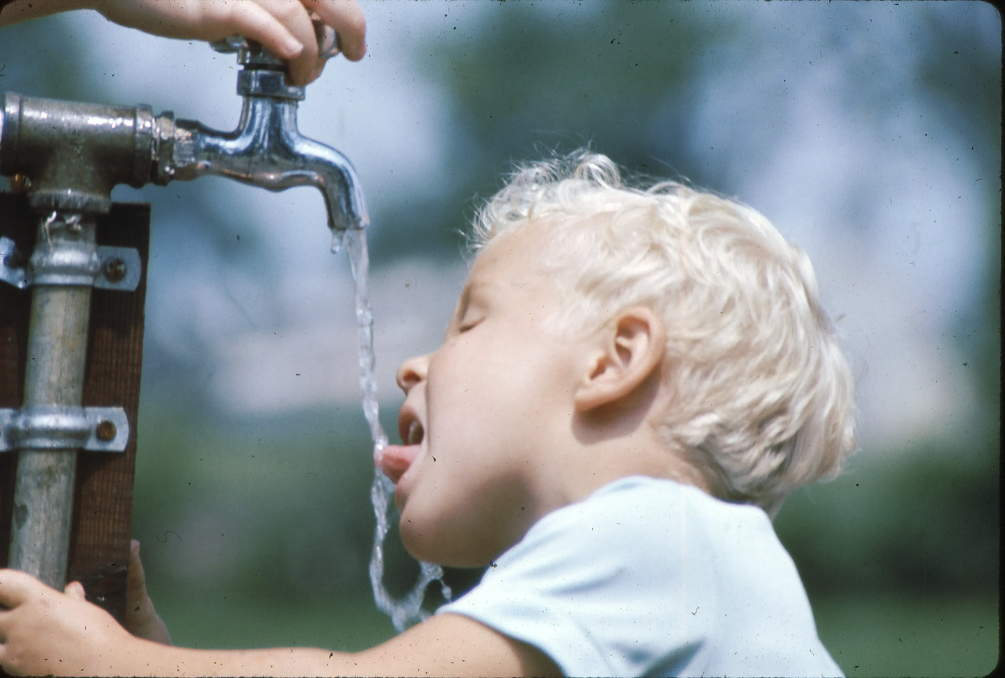Petit garçon à la fontaine