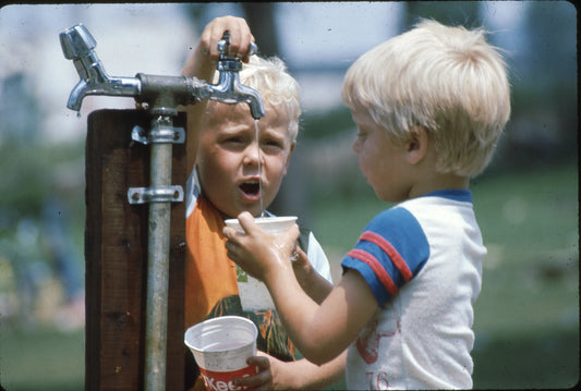 Petits garçons à la fontaine